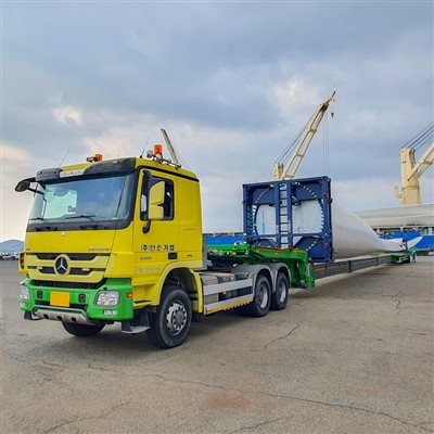 Remorque à pales éoliennes à 4 essieux